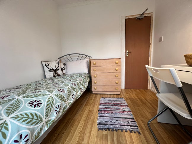 Colindale Bright Single Room Main Photo