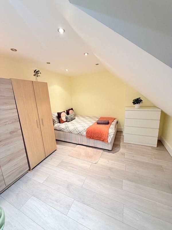 ✨ 🛏️ Double Top Floor Room to Let in -Wembley Main Photo