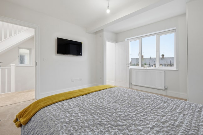 Single and Double En Suite Furnished Rooms  Main Photo