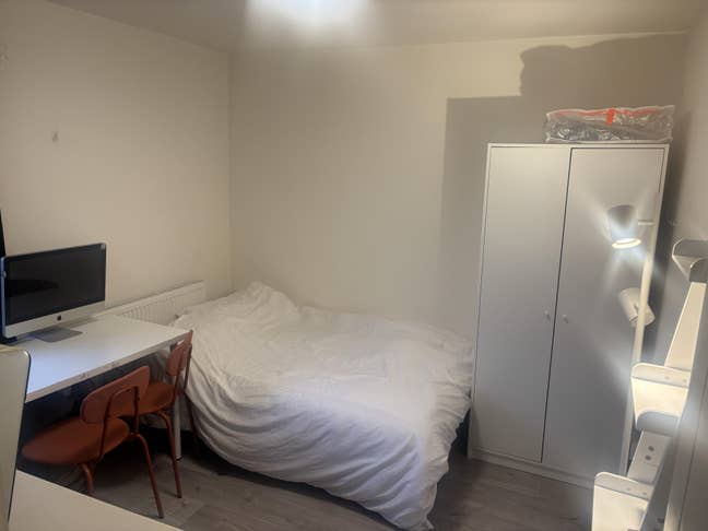 Spacious doublle room available to move in now.  Main Photo