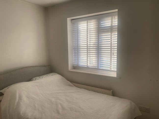 Small double in pleasant well located  house Main Photo