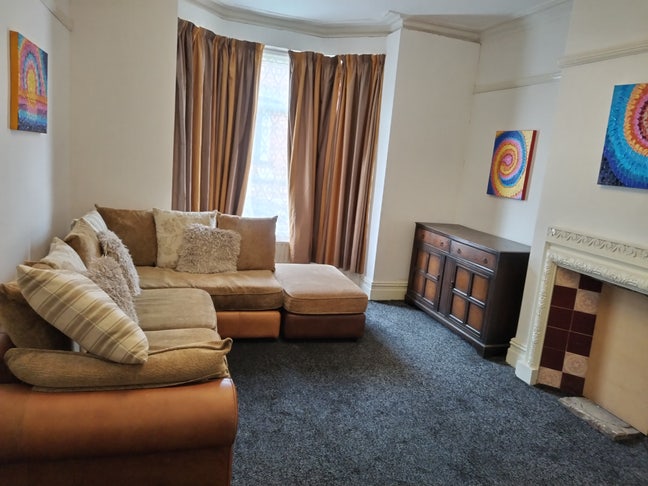 Spacious Double - Room Close to the City Centre  Main Photo