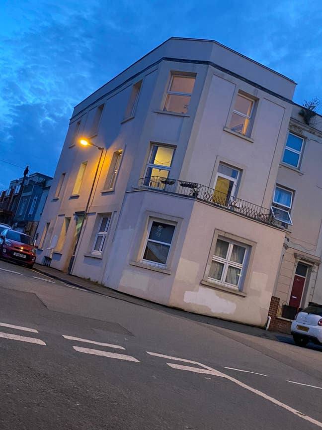 Good size sunny room available!! Main Photo