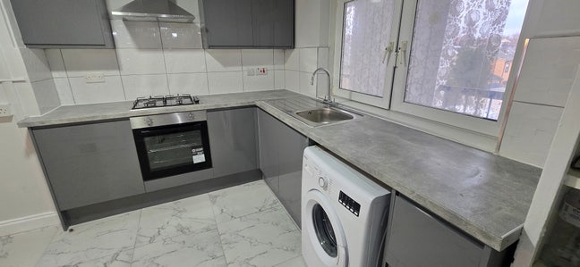 Spacious 4 Bedroom Flat in E14  Main Photo