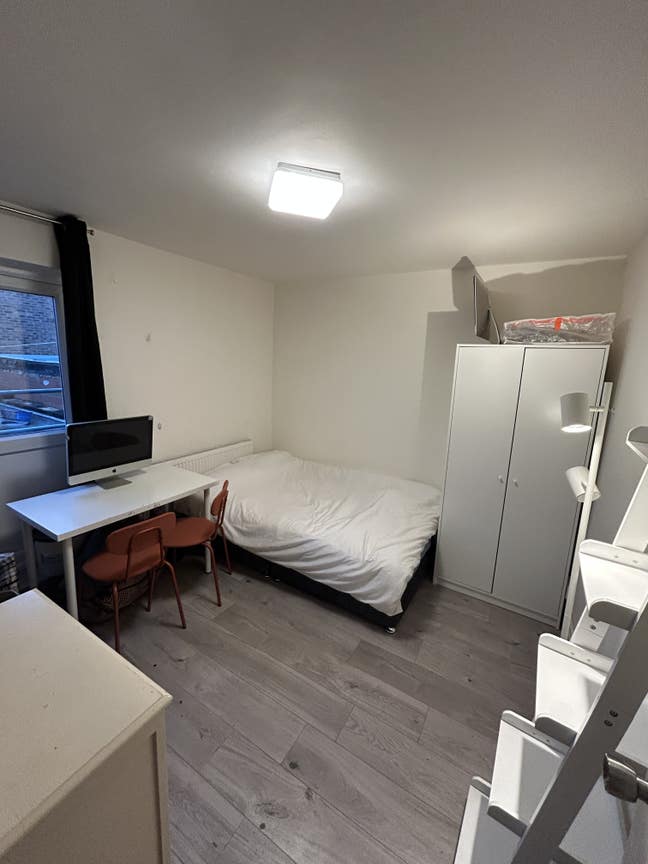 Spacious double room available to move in now.  Main Photo