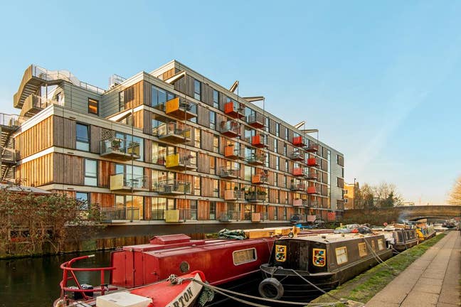 Stunning 2 bed, 2 bath, Balcony, Canalside E2 Main Photo