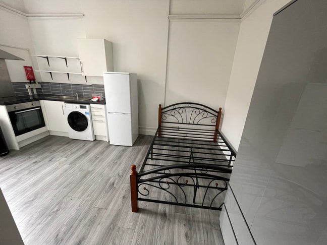 Studio flat - Bills included Main Photo