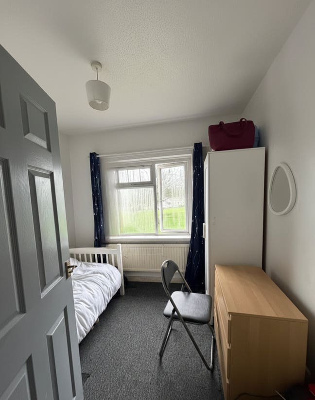 Spacious single room Main Photo