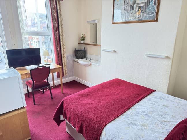 FY1 Double Rooms Bills Included +Shared Kitchen  Main Photo