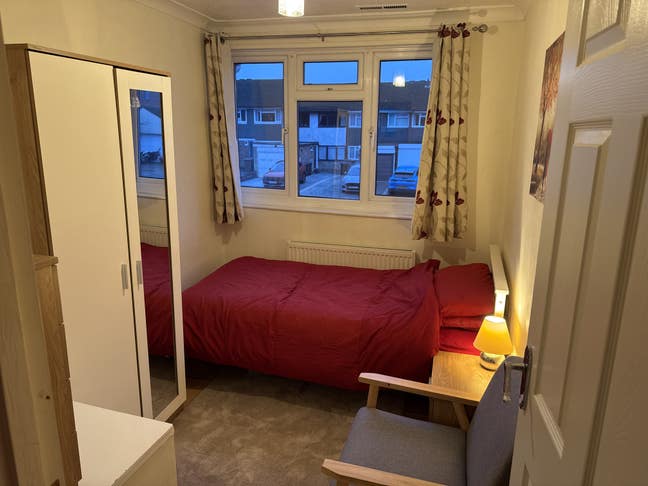 Clean, comfortable single room in a quiet location Main Photo