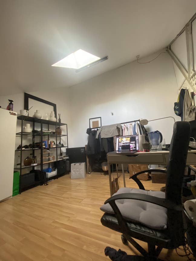 Large bright room in spacious creative house Main Photo