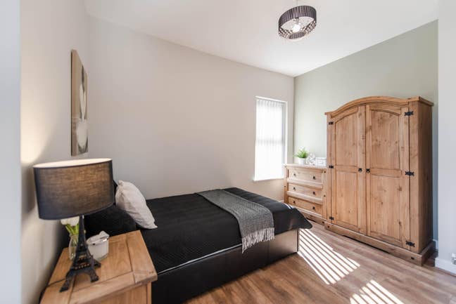 Light, Clean and Fresh 💛 Double En Suite Main Photo