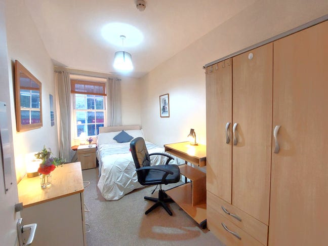 Double room & all housebills in town centre flat Main Photo