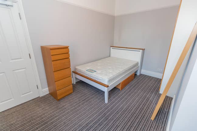 1 double room at 124 Bedford St Main Photo