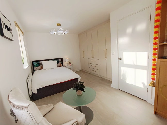 Charming room in Prime Location! Bills included Main Photo