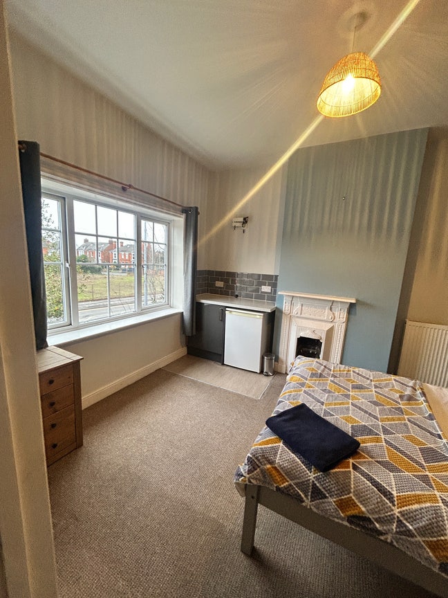 Ensuite/Kitchenette/Shared Communal Room Main Photo