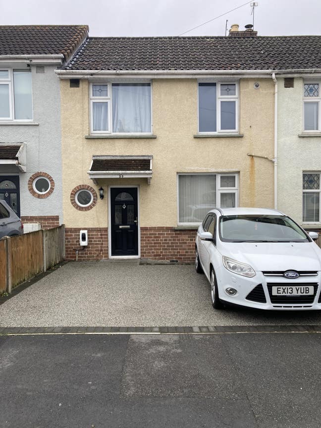 Single Room Mon–Fri Near Shops & Park + Parking Main Photo