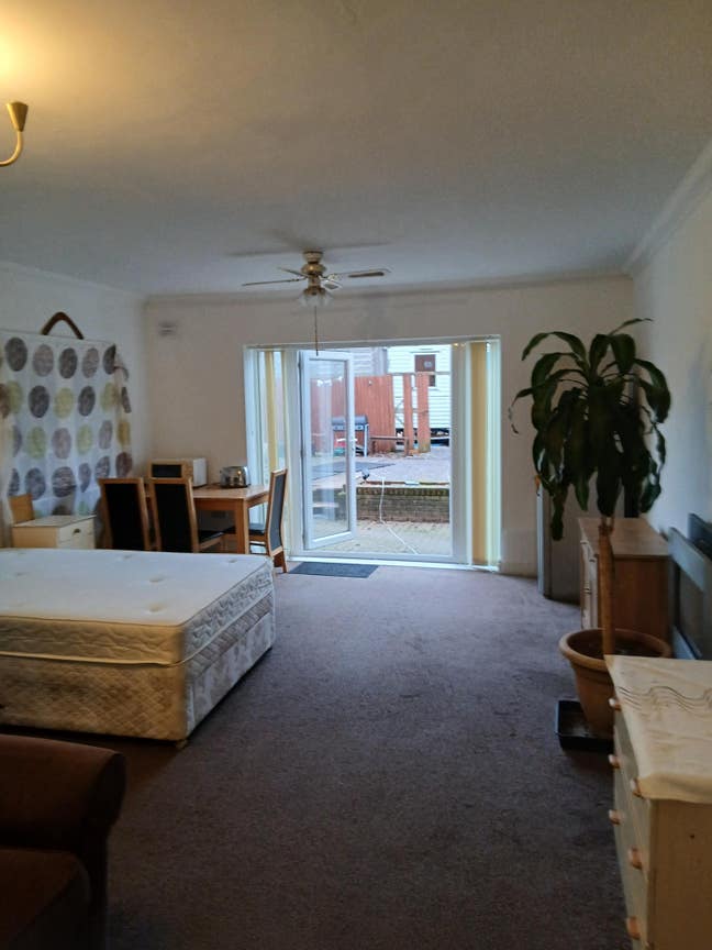 3 large Double bedroom available. And 1 Stactic Ca Main Photo