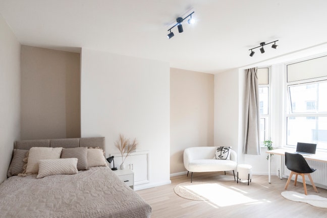 High End High Spec Refurbished Rooms (R3, 4 & 6) Main Photo