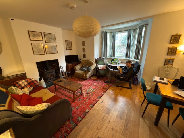 Cosy basement flat with large living room Main Photo