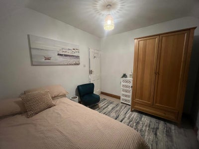 Double room in large detached house Main Photo