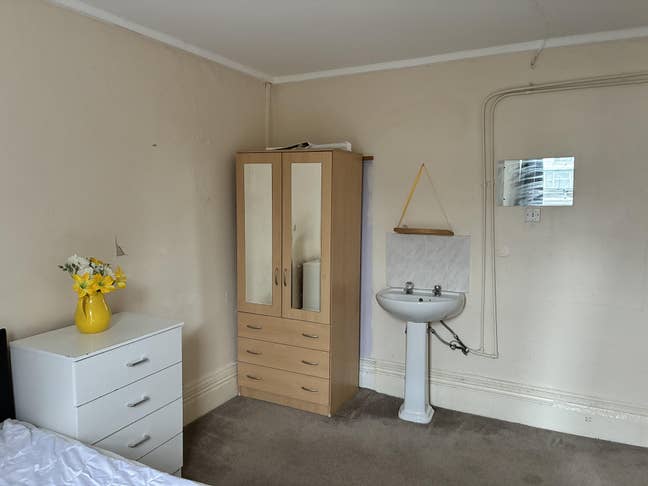 Royal Terrace. One spacious room. Town centre. Main Photo