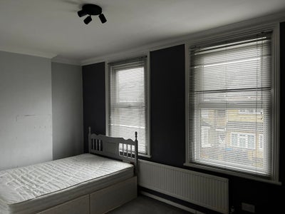 Double Room to let with built-in wardrobes Main Photo