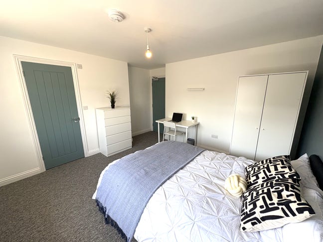 Ensuite Living in Modern Kingswood House Main Photo