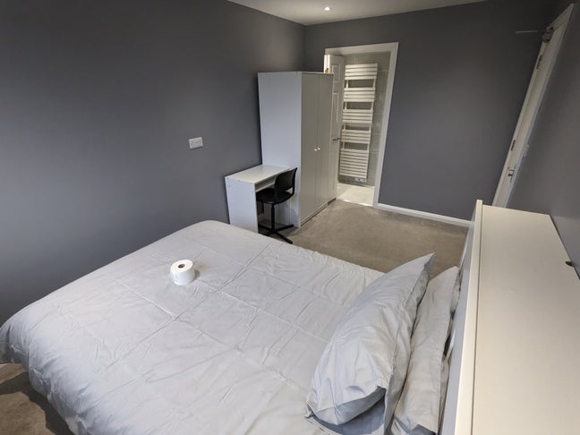Double En-suite Furnished Inc Bills For Women  Main Photo