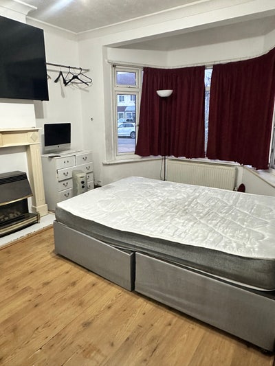  Bright Furnished Double Room in quite area  Main Photo