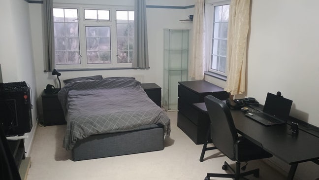 3 double rooms. Females or mixed friend group. Main Photo