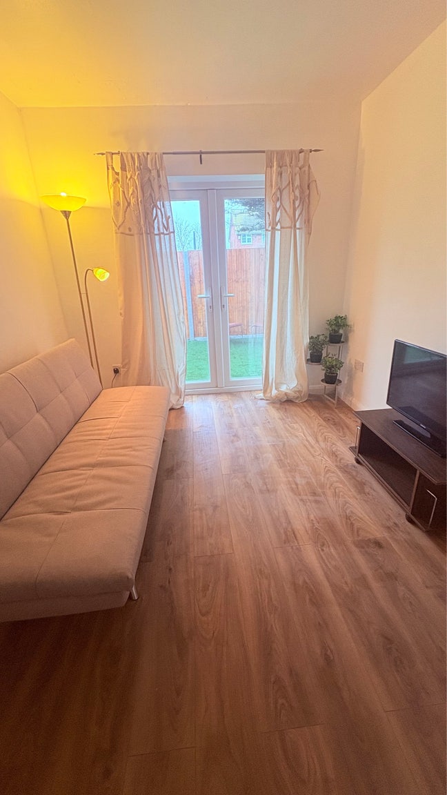 Modern 1-Bedroom Flat | Ground Floor | Private Gar Main Photo