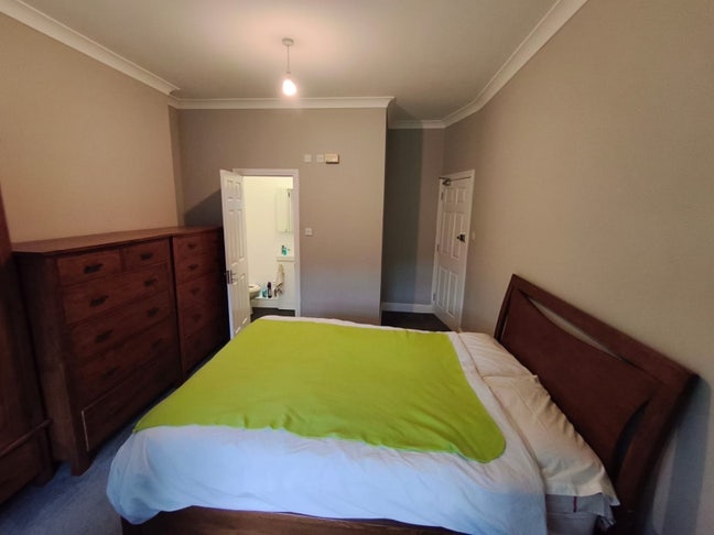 Large Ensuite Double Room with off road Parking Main Photo