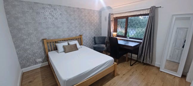 Double room in Uxbridge close to Brunel & Hospital Main Photo