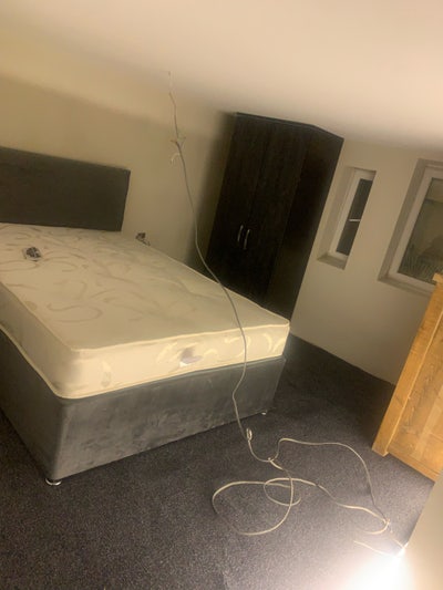 28 year old seeks a single or double room Main Photo