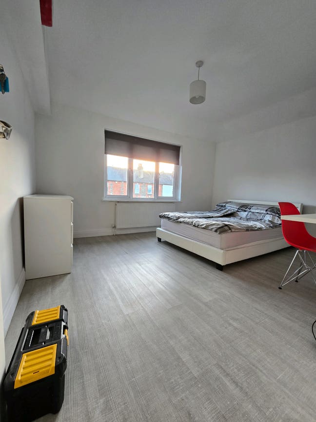  Double Bedroom Epsom for Couples.   Main Photo