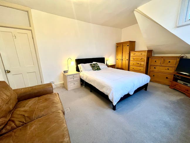 Large double bedroom in Redland (16.10 x 11'10 ft) Main Photo