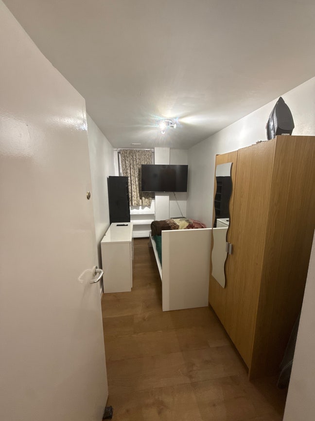 Room In Shadwell  Main Photo