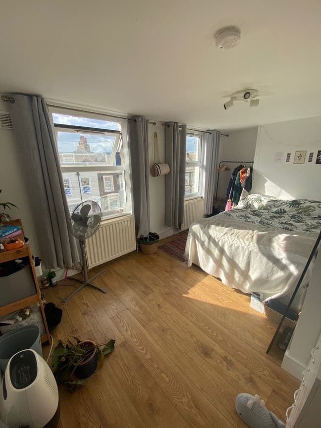 Lovely 3 bed flat, one room available  Main Photo