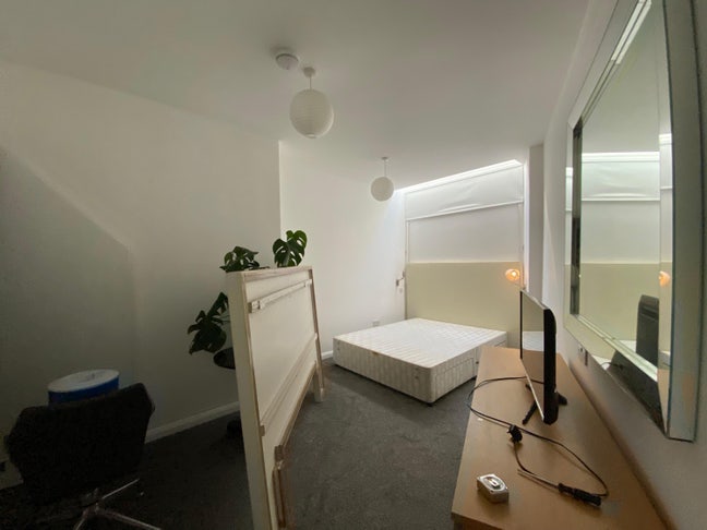 Large double room available in converted warehouse Main Photo