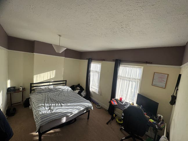 Spacious Master Room in Friendly Shared Home Main Photo