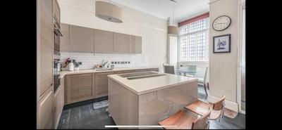 Beautiful Double Room Available in Victoria/StJame Main Photo