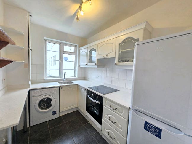 Bright and spacious two-bedroom flat , new kitchen Main Photo
