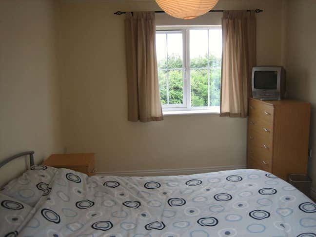 Comfortable Bedroom in Cambridge CB3 Main Photo