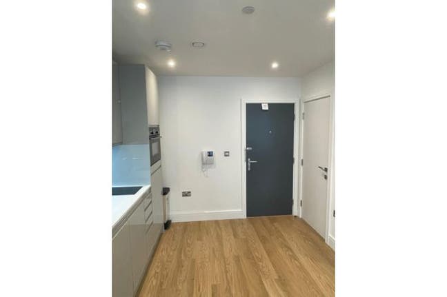 Modern 1 Bed Flat Close to Elizabeth Line Main Photo
