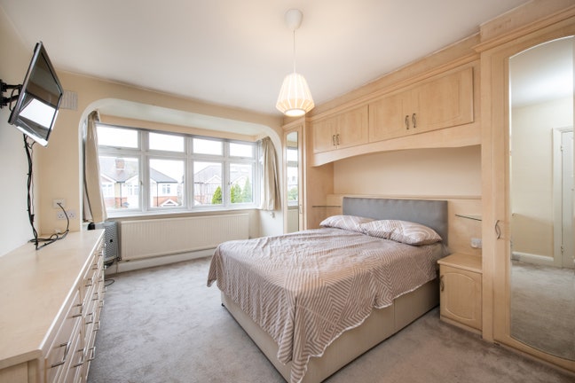 RARE TO FIND: Massive Room in Wimbledon with a TV! Main Photo