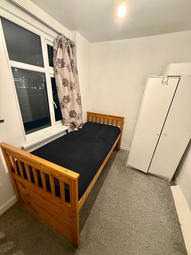 Single room on Tolworth Broadway Main Photo