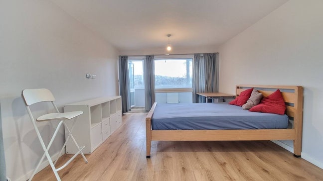 King size bedroom in spacious 2-bedroom apartment  Main Photo