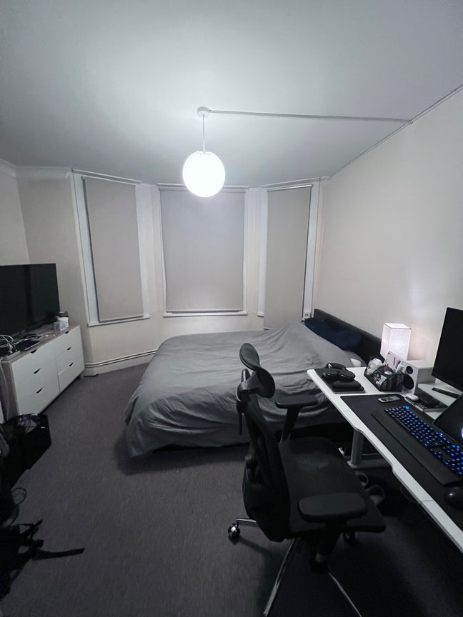 Spacious furnished room -private fridge Main Photo