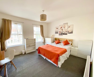 3 Rooms just two minutes from Leyton station Main Photo